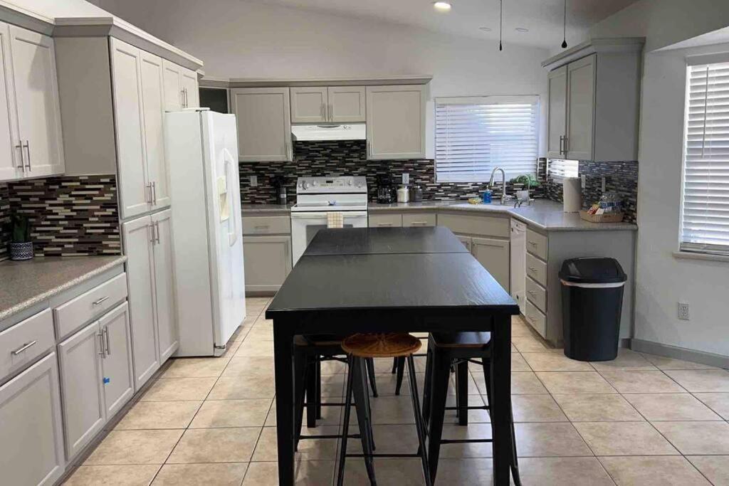 Spacious Getaway! Pool, Spa, Sleeps 9 Lake Havasu City Esterno foto